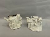 paire de figurines en céramique blanche représentant un homme et une femme