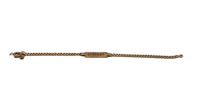 un bracelet en or avec un fermoir sur fond blanc