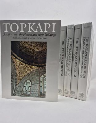 Trois livres sur Topkapi sont posés sur une surface blanche