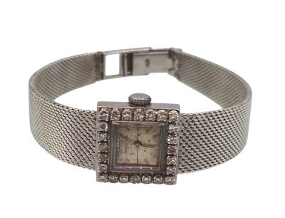 une photo d'une montre-bracelet pour femme sertie de diamants