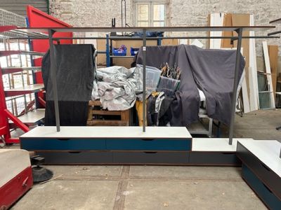 Agencement de boutique comprenant deux importants modules de…