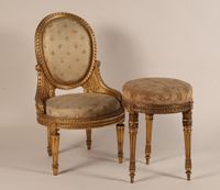 Chaise à assise basse et tabouret en bois très richement mou…
