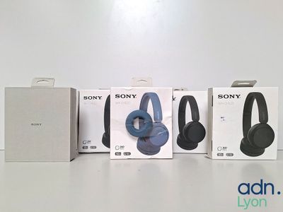 trois boîtes d'écouteurs Sony posées sur une table