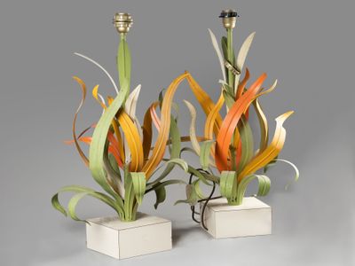 deux vases contenant des plantes, posés sur une table