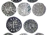 six pièces d'argent de formes et de tailles différentes sur un fond blanc
