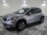 Le SUV argenté est garé dans le garage, sur un sol à damier.
