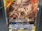 un gros plan d'une carte Pokémon dans une boîte transparente