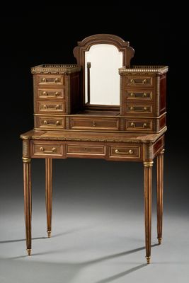 une coiffeuse ancienne en bois surmontée d'un miroir