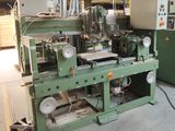 une machine qui se trouve à l'intérieur d'un bâtiment