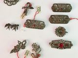 de nombreux bijoux variés posés sur un fond blanc
