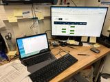 un ordinateur portable posé sur un bureau, avec un écran et un clavier