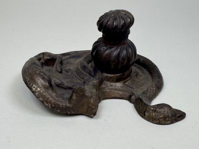 un objet métallique posé sur une table