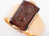 une image représentant une bague en or sur laquelle est gravé le portrait d'un homme