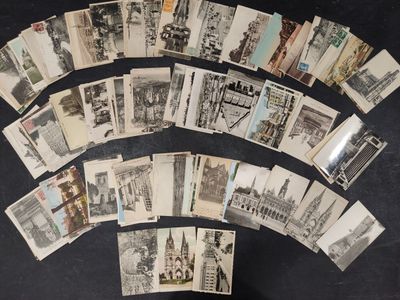 un lot de vieilles cartes postales posées sur une table