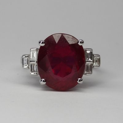 Bague en or blanc sertie d'un Rubis traité ovale env.