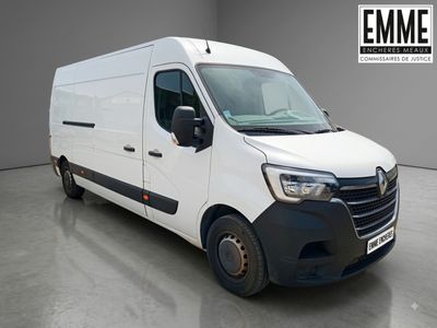La camionnette blanche est garée dans une grande pièce.