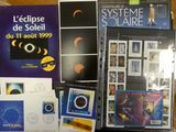 plusieurs livres exposés sur une table devant une fenêtre