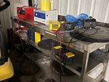 un chariot élévateur garé devant un établi dans un garage