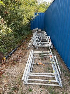 une échelle appuyée contre un mur bleu dans une cour