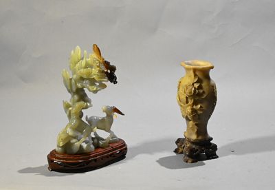 deux figurines d'oiseaux et un vase posés sur une table