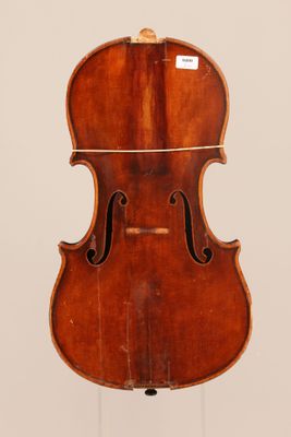un vieux violon accroché au fond d'un mur blanc
