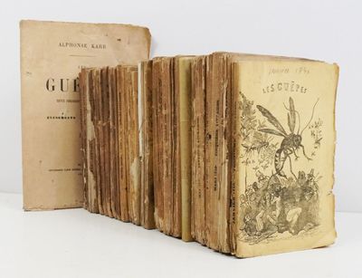 plusieurs vieux livres posés sur une table les uns à côté des autres
