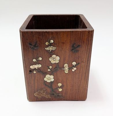 une boîte en bois ornée d'un motif floral