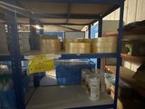une étagère sur laquelle sont posés de nombreux objets