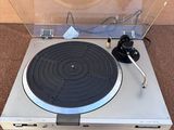 un tourne-disque posé sur une platine