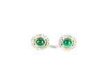 une paire de boucles d'oreilles en émeraude et diamant sur fond blanc