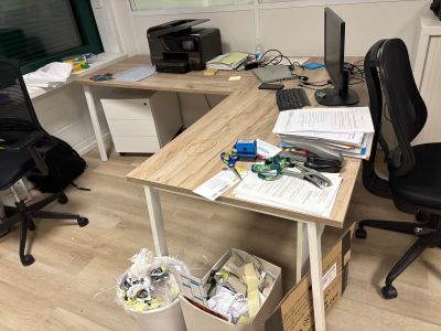 un bureau équipé d'un ordinateur et d'une imprimante