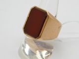 bague en or avec une pierre rouge au centre
