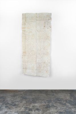 une pièce vide avec un bout de papier accroché au mur