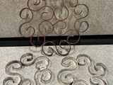 de nombreux anneaux métalliques posés sur une table
