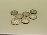 une pile de pièces de monnaie posée sur une table