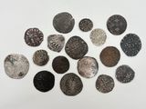 une pile de vieilles pièces de monnaie posée sur une surface blanche