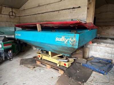 un bateau bleu posé sur une remorque dans un garage