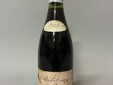 la bouteille de vin est posée sur la table