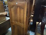 une armoire en bois au milieu d'une pièce