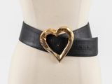 ceinture en cuir noir avec une boucle en forme de cœur doré sur un mannequin, mannequin, mannequin, mannequin, mannequin, mannequin, mannequin, mannequin, mannequin