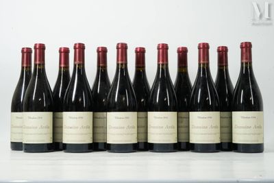 six bouteilles de vin sont alignées sur une table