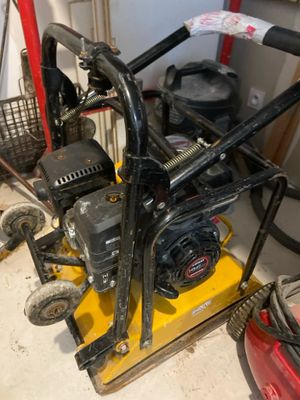 une petite machine qui se trouve dans le garage