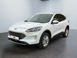 Le SUV blanc est garé dans une pièce au sol noir