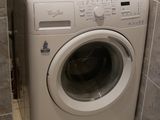 un lave-linge et un sèche-linge dans une petite pièce