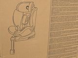 un carton contenant un siège auto pour bébé