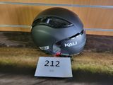 un casque posé par terre à côté d'un panneau