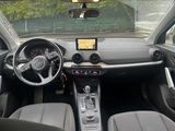 le tableau de bord d'une voiture, avec son volant et ses commandes