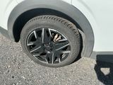 un gros plan sur un pneu d'une voiture blanche