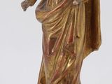 une image représentant une statue de femme tenant un enfant sur un socle