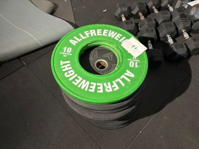 une image représentant un pneu vert et noir posé au sol